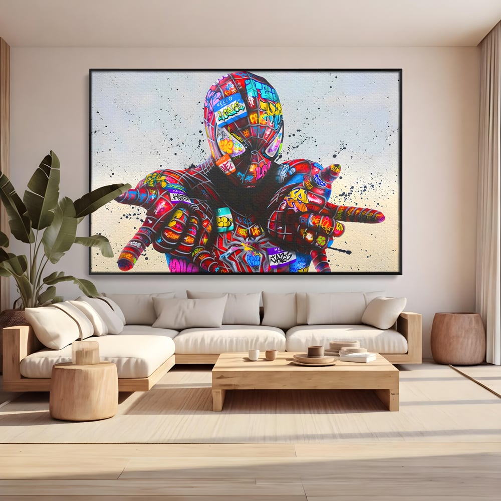 Tablou canvas cu tablou canvas cu omul paianjen in stil grafitti, in rama de aluminiu negru, pe perete intr-un living